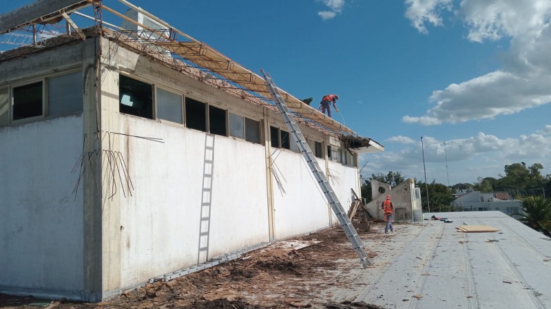 Trabajan en la reparacin del techo en la Escuela Secundaria 6